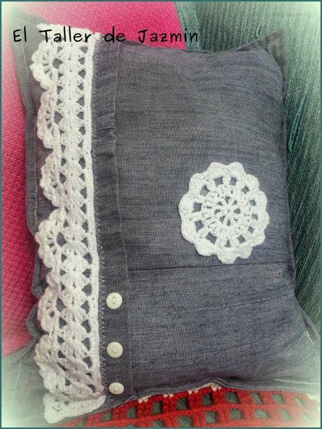 Almohadón en tela de jean  y crochet