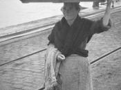 zuecos gallegos caminan desde barro hacia pasarela