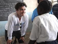 Orlando Bloom visita Liberia como embajador buena voluntad Unicef