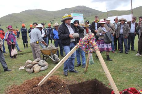 El alcalde de Livitaca dio un discurso antes de poner la primera piedra de la importante obra.