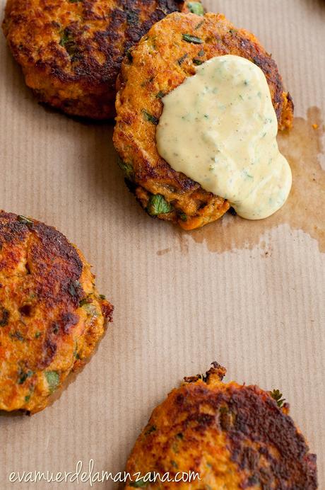Pasteles de salmón o atún con mayonesa de chipotle