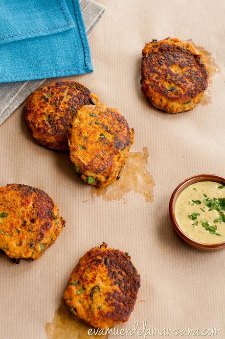 Pastelitos de salmón con mayonesa de chipotle, lima y cilantro