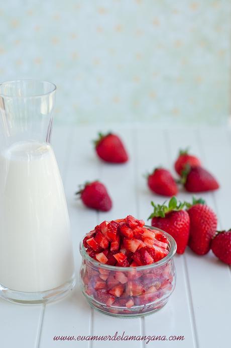Fresas maceradas y leche de coco