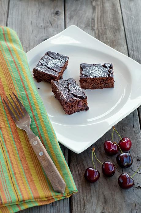 Brownies de cereza con doble chocolate, sin gluten y sin azúcar