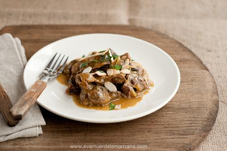 Mollejas de pollo al azafrán con almendras