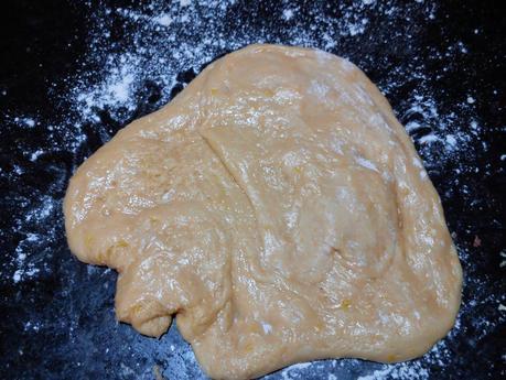 Coca de pasas y nueces, pansses i annous - Reganya - Coc (Traditional sponge cake with dried grapes, walnuts and almonds)