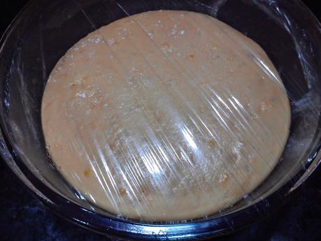 Coca de pasas y nueces, pansses i annous - Reganya - Coc (Traditional sponge cake with dried grapes, walnuts and almonds)