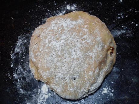 Coca de pasas y nueces, pansses i annous - Reganya - Coc (Traditional sponge cake with dried grapes, walnuts and almonds)