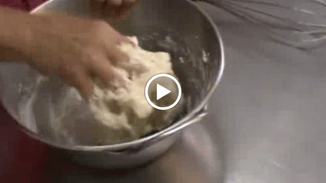 Coca de pasas y nueces, pansses i annous - Reganya - Coc (Traditional sponge cake with dried grapes, walnuts and almonds)