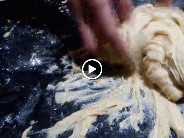 Coca de pasas y nueces, pansses i annous - Reganya - Coc (Traditional sponge cake with dried grapes, walnuts and almonds)