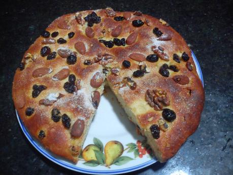 Coca de pasas y nueces, pansses i annous - Reganya - Coc (Traditional sponge cake with dried grapes, walnuts and almonds)