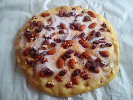 Coca de pasas y nueces, pansses i annous - Reganya - Coc (Traditional sponge cake with dried grapes, walnuts and almonds)