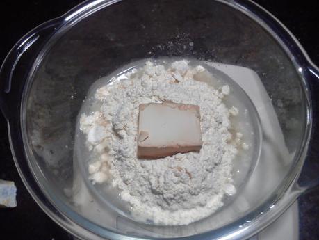 Coca de pasas y nueces, pansses i annous - Reganya - Coc (Traditional sponge cake with dried grapes, walnuts and almonds)