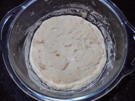 Coca de pasas y nueces, pansses i annous - Reganya - Coc (Traditional sponge cake with dried grapes, walnuts and almonds)