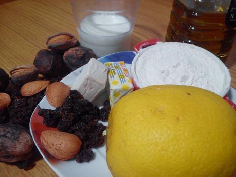 Coca de pasas y nueces, pansses i annous - Reganya - Coc (Traditional sponge cake with dried grapes, walnuts and almonds)