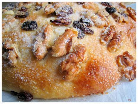 Coca de pasas y nueces, pansses i annous - Reganya - Coc (Traditional sponge cake with dried grapes, walnuts and almonds)