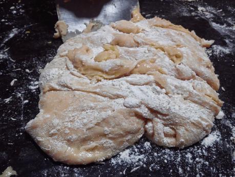 Coca de pasas y nueces, pansses i annous - Reganya - Coc (Traditional sponge cake with dried grapes, walnuts and almonds)