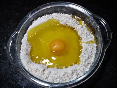 Coca de pasas y nueces, pansses i annous - Reganya - Coc (Traditional sponge cake with dried grapes, walnuts and almonds)