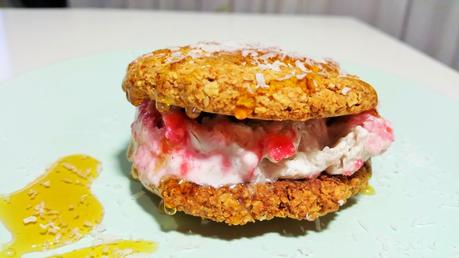 Sándwiches de helado vegano de coco y fresa