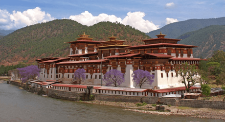 Monasterio o dzong budista de Punakha, Bután.