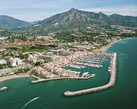  Vista aérea de Puerto Banús (España)