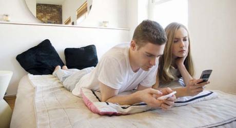 Durex muestra un truco tecnológico para mejorar las relaciones sociales en la cama.
