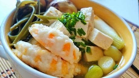 Sopa de miso con gambas veganas, algas kelp y fideos udon