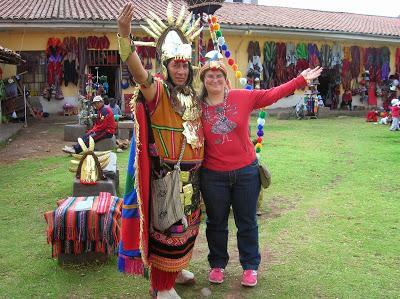 Foto con indio inca, Cusco, Perú, La vuelta al mundo de Asun y Ricardo, round the world, mundoporlibre.com