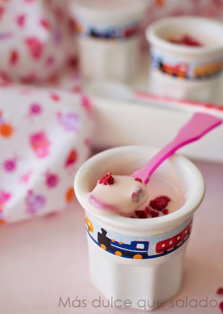 Petit suise de fresa y chocolate blanco