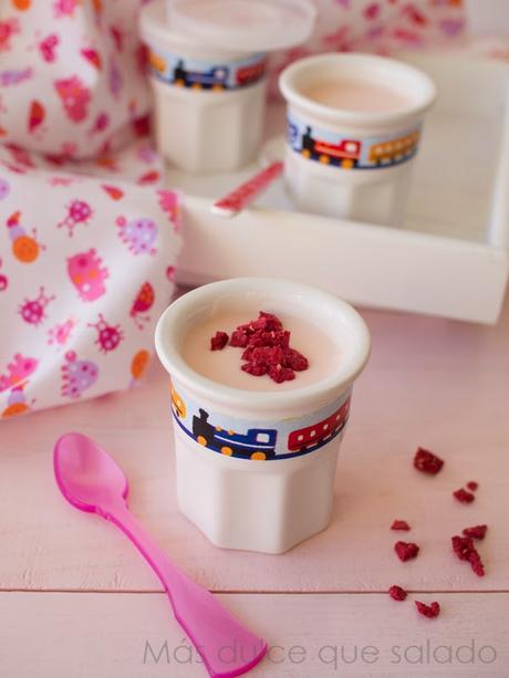 Petit suise de fresa y chocolate blanco