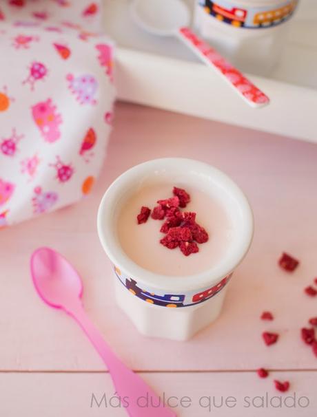 Petit suise de fresa y chocolate blanco