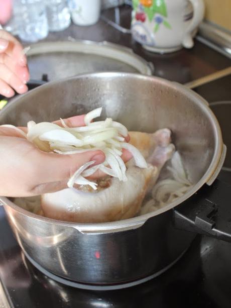 Corona de arroz, pollo y frutos secos مقلوبة الرز والدجاج