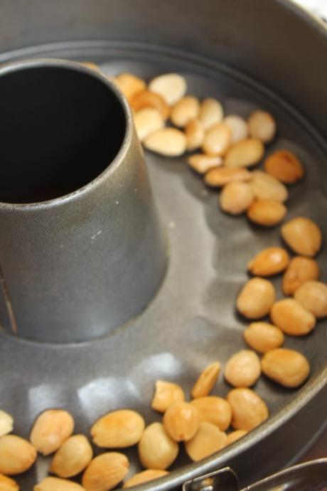 Corona de arroz, pollo y frutos secos مقلوبة الرز والدجاج