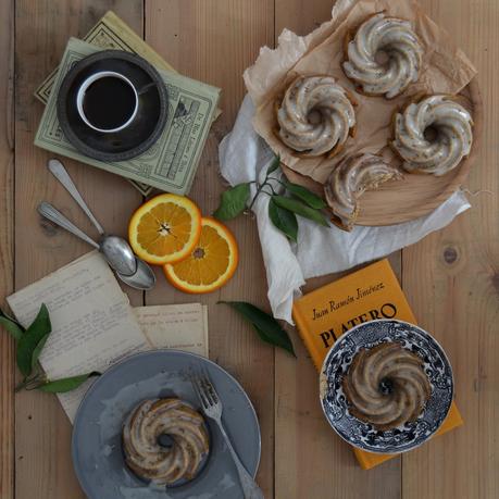 MINI BUNDT CAKES DE NARANJA Y SEMILLAS DE AMAPOLA CON GLASEADO DE COMINOS