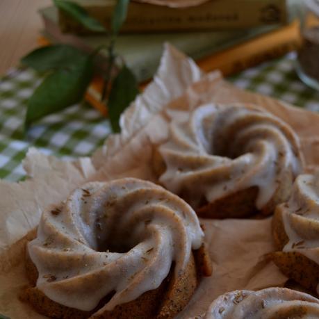 MINI BUNDT CAKES DE NARANJA Y SEMILLAS DE AMAPOLA CON GLASEADO DE COMINOS