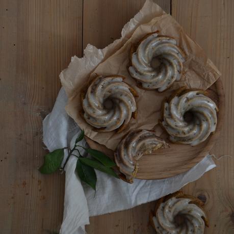 MINI BUNDT CAKES DE NARANJA Y SEMILLAS DE AMAPOLA CON GLASEADO DE COMINOS