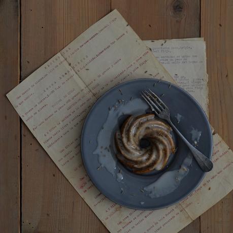 MINI BUNDT CAKES DE NARANJA Y SEMILLAS DE AMAPOLA CON GLASEADO DE COMINOS