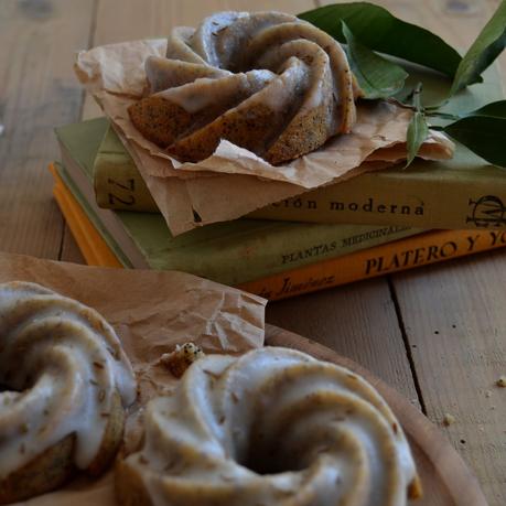 MINI BUNDT CAKES DE NARANJA Y SEMILLAS DE AMAPOLA CON GLASEADO DE COMINOS