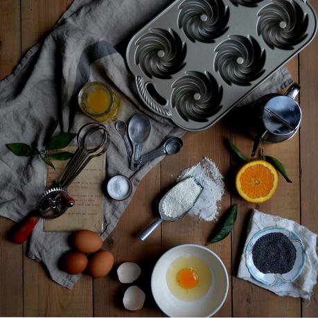 MINI BUNDT CAKES DE NARANJA Y SEMILLAS DE AMAPOLA CON GLASEADO DE COMINOS