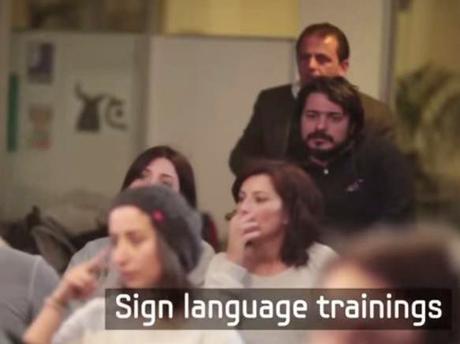 Aprenden la lengua de los signos para sorprender a su vecino sordo