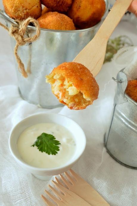 Croquetas de patata y salmón con salsa de yogurt