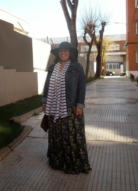 Look maxi falda y chaqueta vaquera.