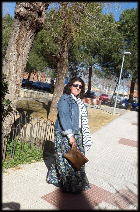 Look maxi falda y chaqueta vaquera.