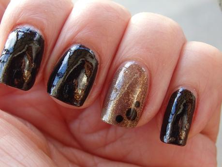 manicura marron y dorada