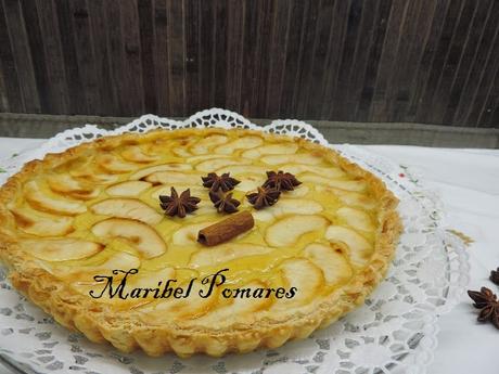 Tarta de manzana con base de hojaldre y crema pastelera.