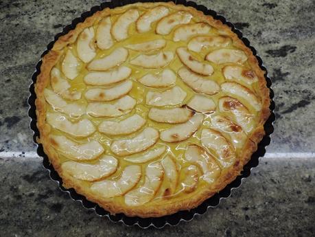 Tarta de manzana con base de hojaldre y crema pastelera.