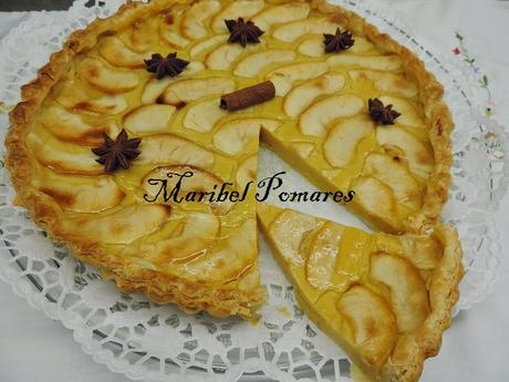 Tarta de manzana con base de hojaldre y crema pastelera.