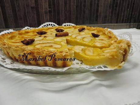 Tarta de manzana con base de hojaldre y crema pastelera.