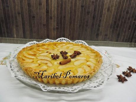 Tarta de manzana con base de hojaldre y crema pastelera.