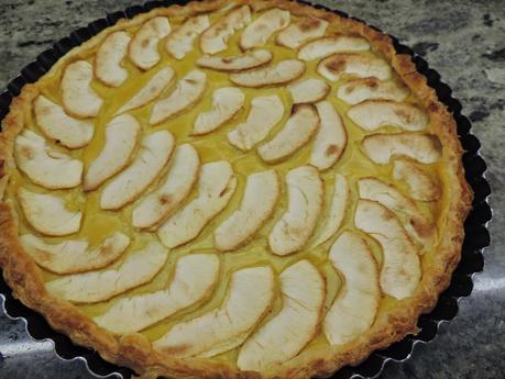 Tarta de manzana con base de hojaldre y crema pastelera.